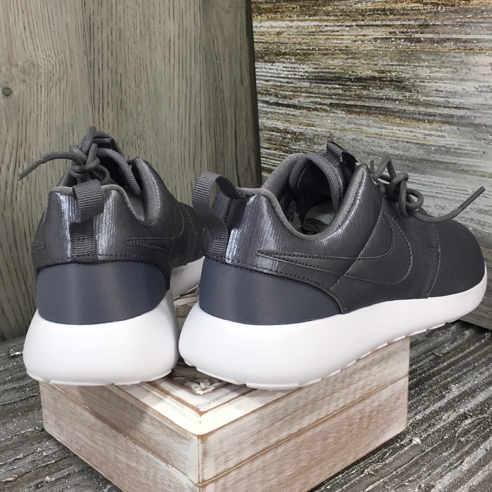 WMNS NIKE ROSHE ONE PRM gunsmoke/gunsmoke-white - Picture 7 of 8